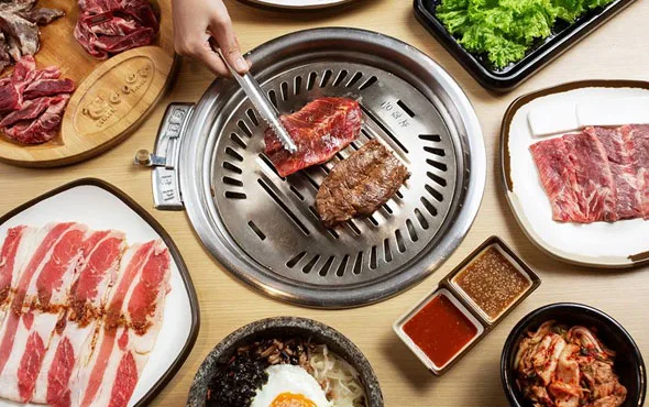 Điểm cốt lõi tạo nên thương hiệu GoGi House chính là các dòng thịt bò nhập khẩu cao cấp như sườn non bò Mỹ, nạc vai bò Mỹ, dẻ sườn tươi... được tẩm ướp cùng các loại gia vị đặc trưng, giữ trọn độ tươi ngon và hương vị đậm đà. Bên cạnh các món nướng, thực khách còn được trải nghiệm nét văn hóa ẩm th…