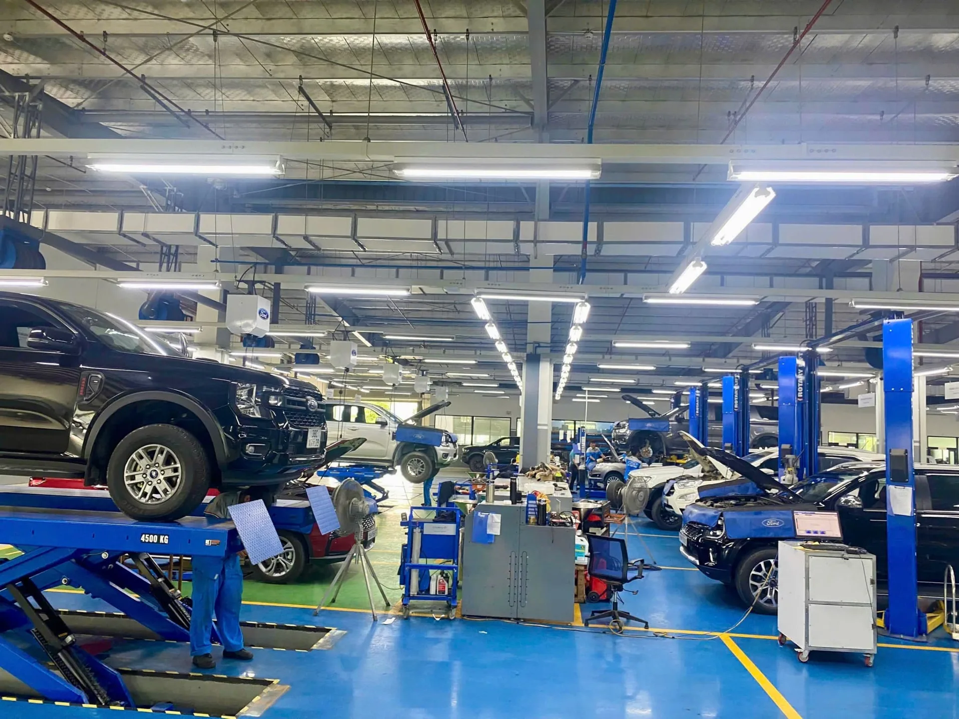 Bảo Dưỡng & Sửa Chữa tại Ford Hà Tĩnh: Đội ngũ kỹ thuật viên được đào tạo bài bản, sử dụng phụ tùng chính hãng và trang thiết bị hiện đại, giúp chiếc xe của bạn luôn vận hành ổn định, bền bỉ.