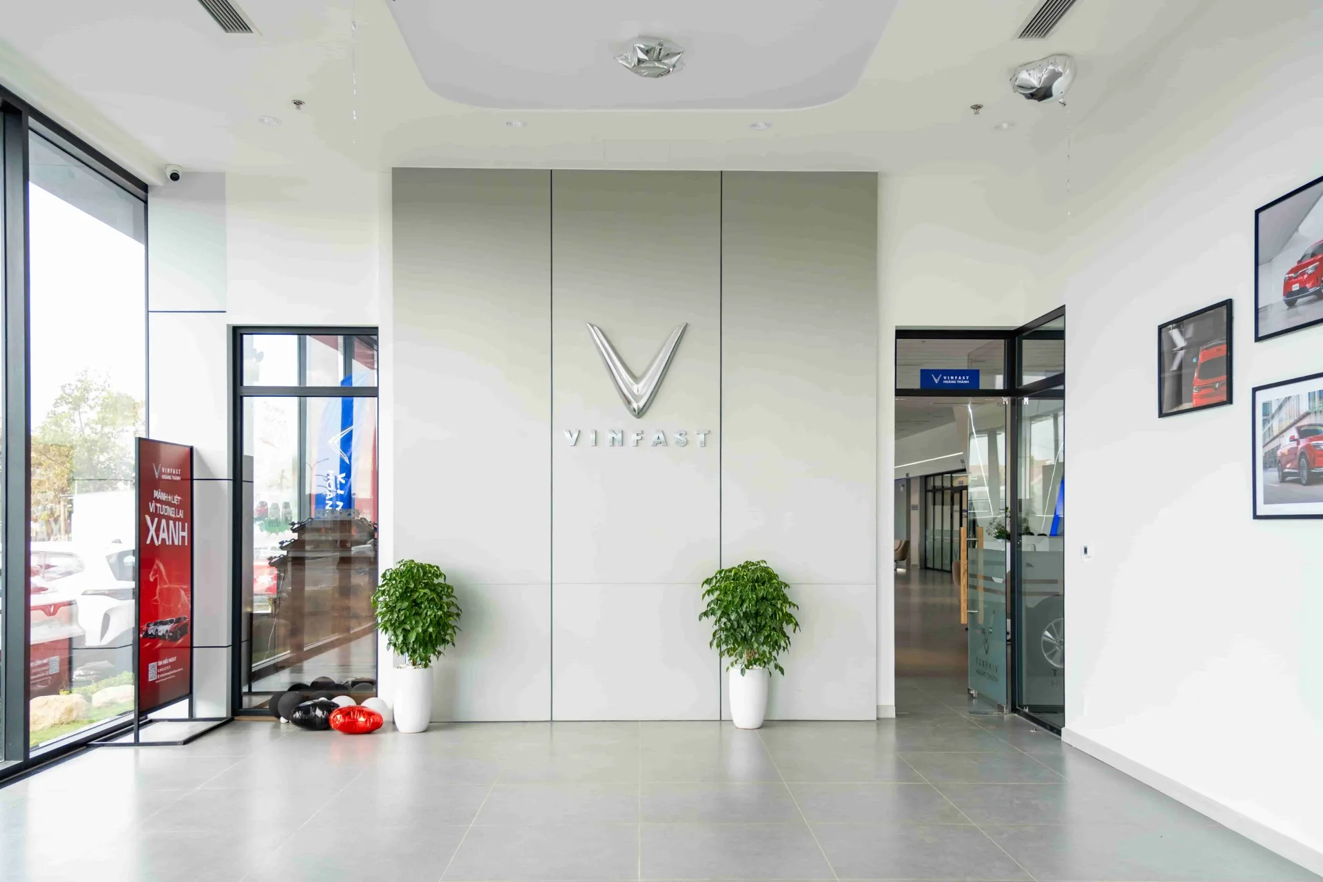 Khu vực bàn giao xe tại VinFast Hoàng Thành Huế được thiết kế trang trọng và tinh tế, là nơi ghi dấu thời khắc đặc biệt khi những chiếc xe điện thông minh chính thức về tay chủ sở hữu. Với không gian rộng rãi, hiện đại cùng biểu tượng VinFast nổi bật, khu vực này không chỉ đảm bảo sự riêng tư mà cò…