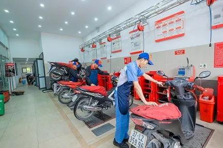 Đội ngũ nhân sự tại HEAD Hưng Phát 6 là những chuyên viên giàu kinh nghiệm và kỹ thuật viên lành nghề được đào tạo qua các chương trình huấn luyện từ cơ bản đến nâng cao, nhằm đem lại sự hài lòng cho khách hàng mỗi khi đến trải nghiệm sử dụng dịch vụ.