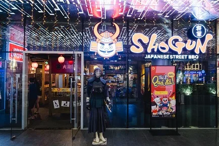 Shogun là mô hình quán nướng nhậu Nhật Bản mang phong cách quán Izakaya. Izakaya là quán nhậu Nhật nơi người ta thường ghé đến sau những giờ làm việc căng thẳng để thư giãn cùng bạn bè, giao lưu với đồng nghiệp. Tại Shogun, các thực khách cùng thưởng thức các món ăn nướng nhậu Izakaya đặc trưng của…