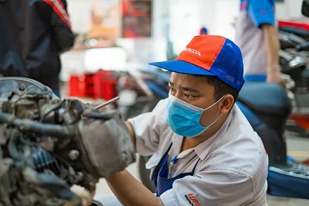 Bên cạnh sự đầu tư xây dựng showroom theo tiêu chuẩn hiện đại, HEAD Hưng Phát 5 cũng hiểu rằng nhân lực mới là điều kiện tiên quyết để đem đến chất lượng hàng đầu và dịch vụ tốt nhất.