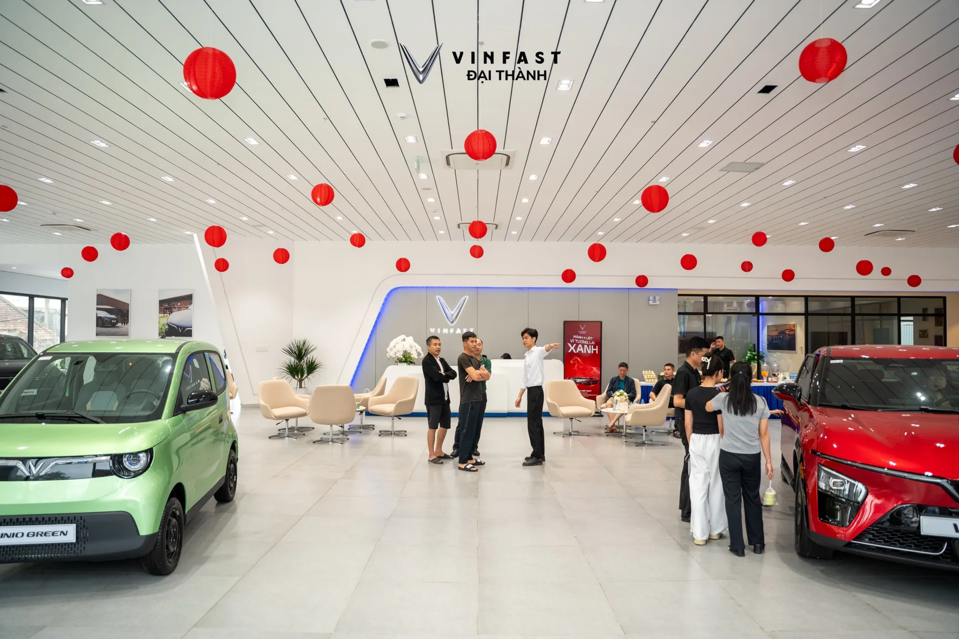 VinFast Đại Thành Auto Vinh hiện là đại lý 3S ủy quyền sở hữu không gian trưng bày hiện đại bậc nhất tại khu vực Nghệ An. Với thiết kế tối giản, sang trọng theo tiêu chuẩn nhận diện toàn cầu của VinFast, showroom hội tụ đầy đủ các dòng xe điện thông minh từ mẫu xe đô thị VF 3, VF 5 đến các dòng SUV…