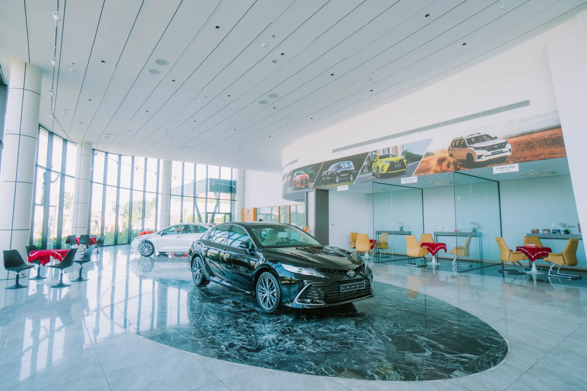 Với sự đầu tư quy mô về diện tích xây dựng, trang thiết bị showroom, xưởng dịch vụ cùng đội ngũ nhân viên được đào tạo bài bản, khắt khe theo tiêu chuẩn của Toyota Việt Nam, Toyota Quảng Trị tự tin mang đến chất lượng dịch vụ và sự hài lòng nhất dành cho quý khách hàng tại địa phương và khu vực.