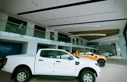 Đại lý đặt tại đường Quang Trung, phường Phú Hải, thành phố Đồng Hới, tỉnh Quảng Bình, bao gồm 3 tầng với tổng diện tích 5000m2, được đầu tư máy móc, trang thiết bị hiện đại theo tiêu chuẩn của Ford toàn cầu.