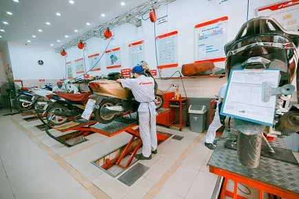 Đội ngũ nhân sự tại HEAD Hưng Phát 4 là những chuyên viên giàu kinh nghiệm và kỹ thuật viên lành nghề được đào tạo qua các chương trình huấn luyện từ cơ bản đến nâng cao, nhằm đem lại sự hài lòng cho khách hàng mỗi khi đến trải nghiệm sử dụng dịch vụ.