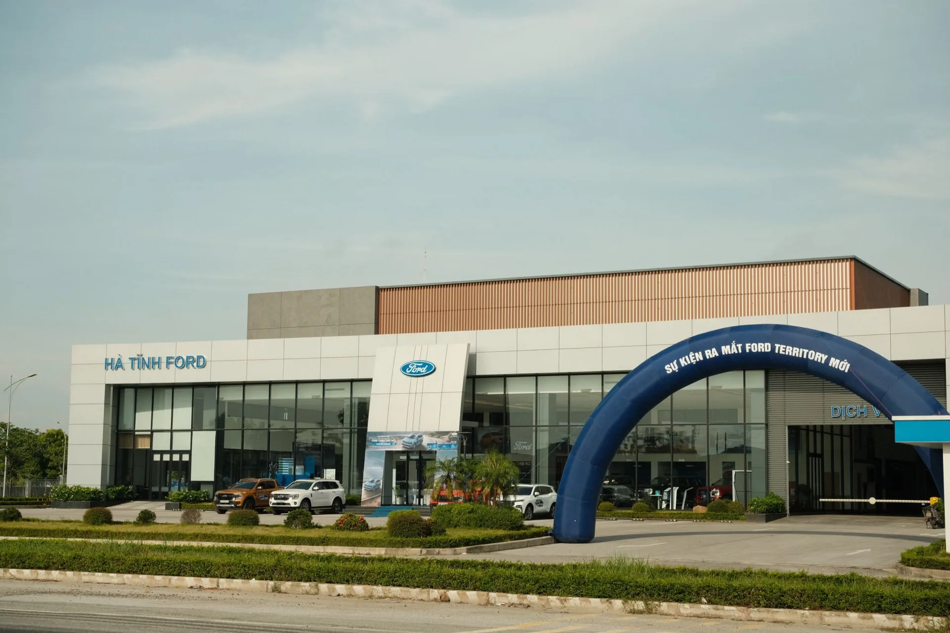 Được thành lập vào tháng 5/2024, với quy mô tổng diện tích là 6.700 m2 trong đó diện tích khu trưng bày là 3.500 m2 và diện tích xưởng dịch vụ là 1.500 m2. Hà Tĩnh Ford, tự hào là một trong những đại lý xe Ford uy tín hàng đầu tại khu vực Bắc Trung Bộ, Hà Tĩnh Ford tự hào là điểm đến tin cậy của kh…