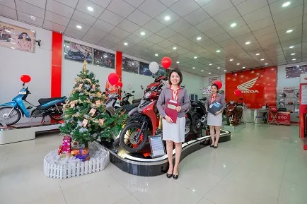 Đội ngũ nhân sự tại HEAD Hưng Phát 8 là những chuyên viên giàu kinh nghiệm và kỹ thuật viên lành nghề được đào tạo qua các chương trình huấn luyện từ cơ bản đến nâng cao, nhằm đem lại sự hài lòng cho khách hàng mỗi khi đến trải nghiệm sử dụng dịch vụ.