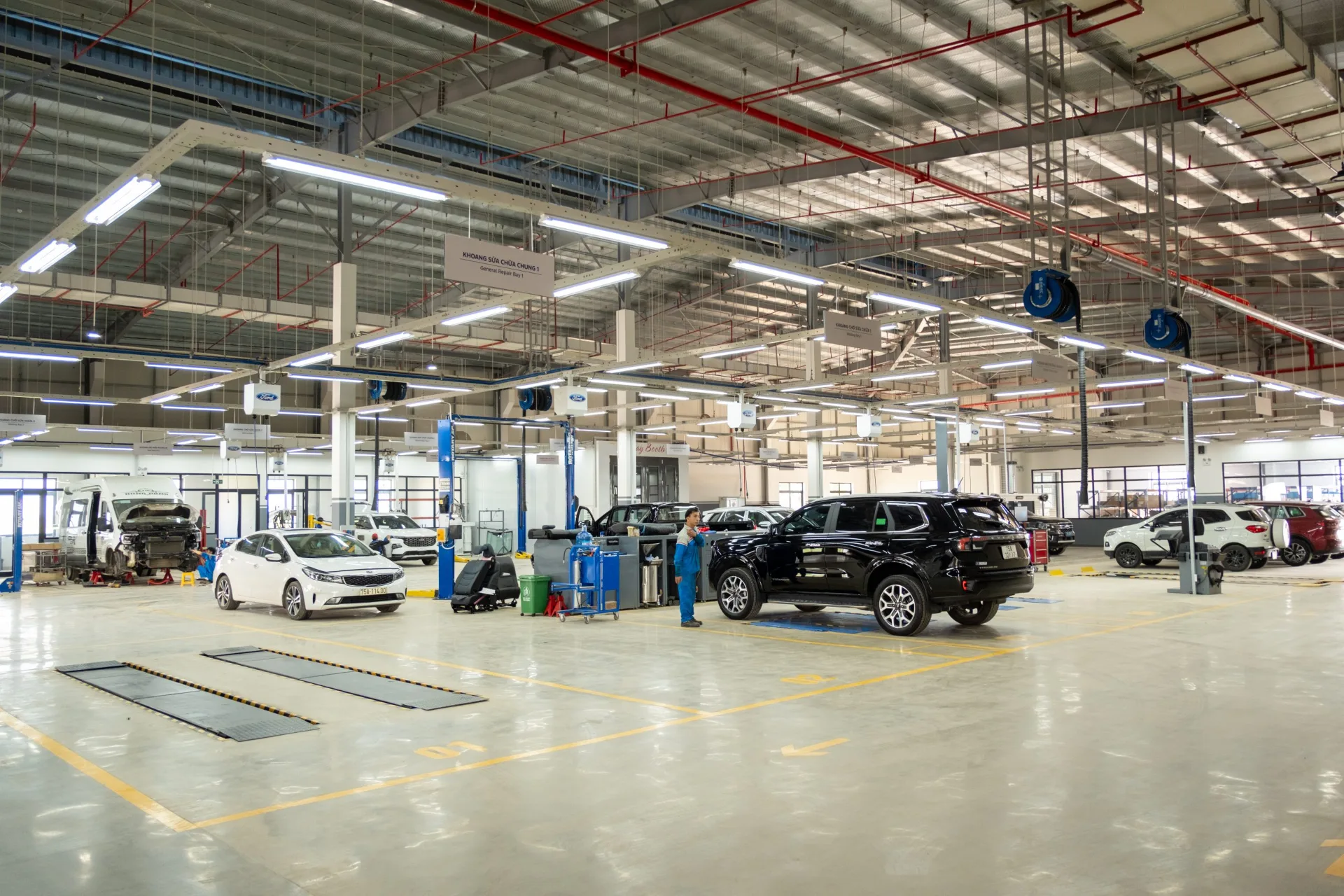 Xưởng dịch vụ rộng rãi, trang bị máy móc tối tân cùng đội ngũ kỹ thuật viên tay nghề cao, đảm bảo chiếc xe của bạn luôn vận hành ở trạng thái hoàn hảo nhất.
