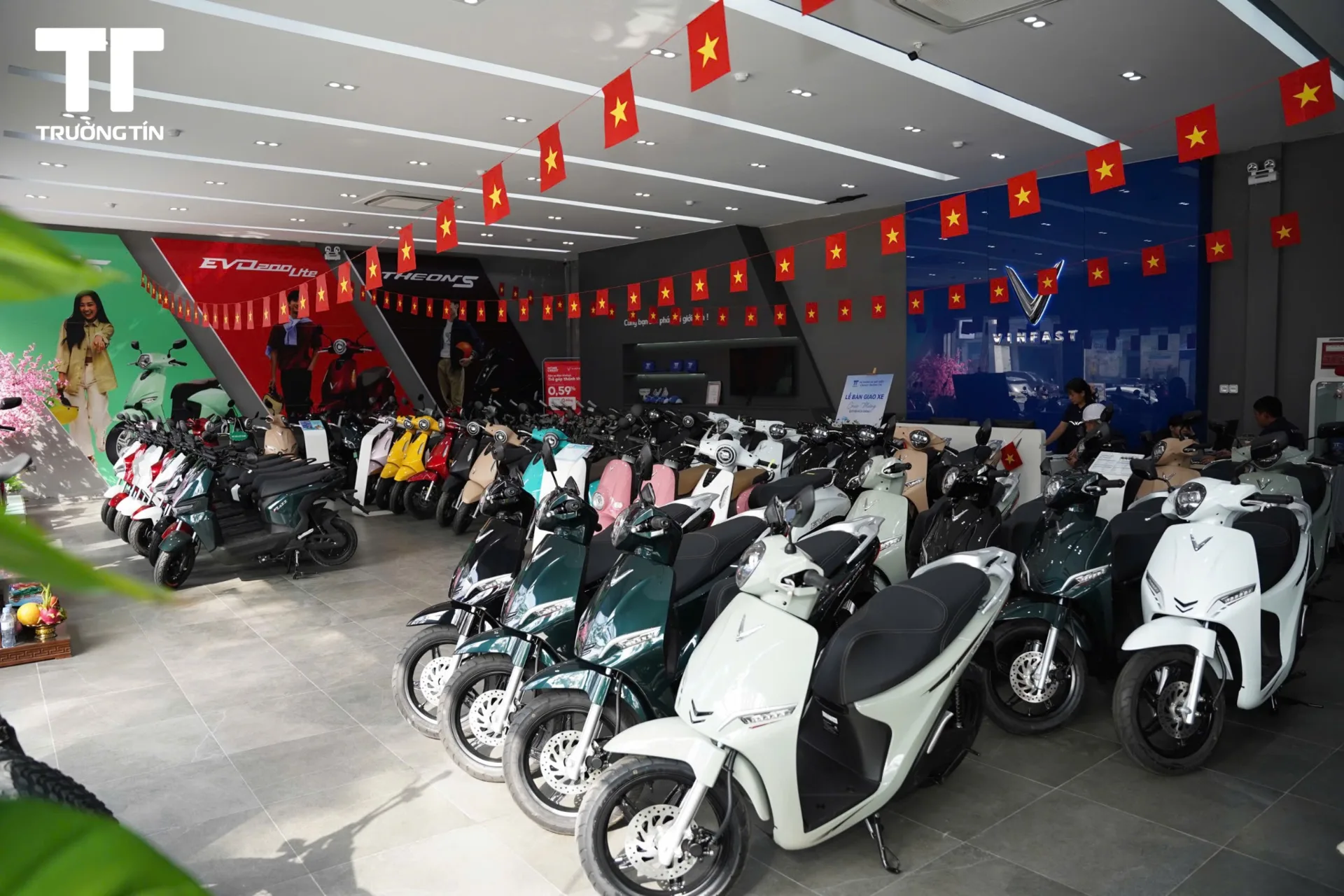 Cửa hàng được thiết kế theo phong cách hiện đại, tối ưu không gian để khách hàng dễ dàng tham quan và trải nghiệm những dòng xe máy điện mới nhất. Bao gồm: Khu vực trưng bày: Giới thiệu đầy đủ các mẫu xe máy điện thông minh, thời thượng. Khu vực dịch vụ: Hỗ trợ bảo dưỡng nhanh và xử lý kỹ thuật bởi…