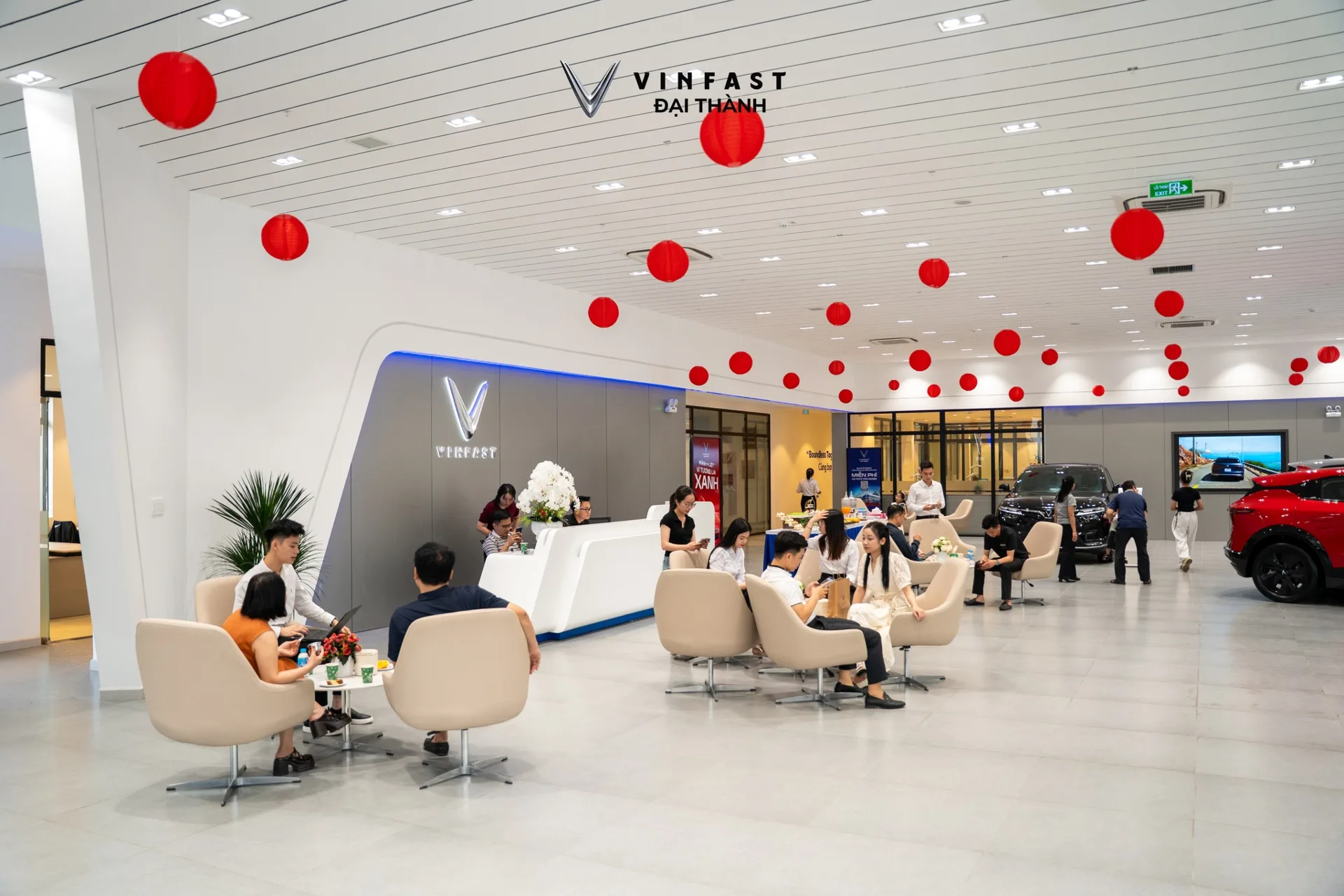 Hướng tới mục tiêu mang lại trải nghiệm khách hàng xuất sắc, VinFast Đại Thành Auto - Vinh chú trọng đầu tư khu vực sảnh chờ và tư vấn chuyên nghiệp với không gian mở, trang nhã. Tại đây, mọi quy trình từ tiếp nhận thông tin, tư vấn thông số kỹ thuật đến hỗ trợ thủ tục tài chính đều được thực hiện…