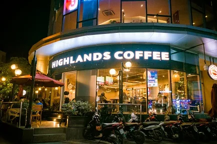 Từ tình yêu với Việt Nam và niềm đam mê cà phê, năm 1999, thương hiệu Highlands Coffee ra đời với khát vọng nâng tầm di sản cà phê lâu đời của Việt Nam và lan rộng tinh thần tự hào, kết nối hài hoà giữa truyền thống với hiện đại.