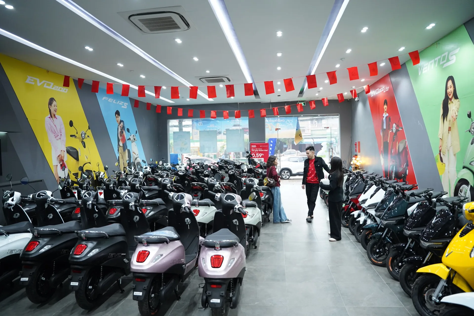 Cửa hàng được thiết kế theo phong cách hiện đại, tối ưu không gian để khách hàng dễ dàng tham quan và trải nghiệm. Bao gồm: Khu vực trưng bày: Giới thiệu đầy đủ các mẫu xe máy điện thông minh, thời thượng. Khu vực dịch vụ: Hỗ trợ bảo dưỡng nhanh và xử lý kỹ thuật bởi đội ngũ nhân sự chuyên nghiệp.…