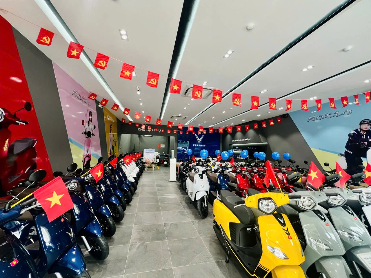Cửa hàng được thiết kế theo phong cách hiện đại, tối ưu không gian để khách hàng dễ dàng tham quan và trải nghiệm. Bao gồm: Khu vực trưng bày: Giới thiệu đầy đủ các mẫu xe máy điện thông minh, thời thượng. Khu vực dịch vụ: Hỗ trợ bảo dưỡng nhanh và xử lý kỹ thuật bởi đội ngũ nhân sự chuyên nghiệp.…