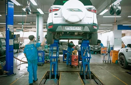 Tổng số vốn đầu tư lên đến 3 triệu USD, Vinh Ford hiện là đại lý có xưởng dịch vụ và phòng trưng bày hiện đại và lớn nhất Việt Nam với 02 tầng và diện tích khu nhà xưởng lên đến 4600m2, gồm 40 khoang sửa chữa, các thiết bị cầu nâng hiện đại của Rotary (Mỹ), thiết bị cân chỉnh góc đặt bánh xe Hespon…