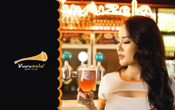 Tại Vuvuzela thực khách có thể tìm thấy bộ sưu tập bia tươi phong phú từ Tiger, Budweiser là những loại quen thuộc cho đến Zamky - loại bia tươi Tiệp lần đầu tiên được biết đến hay rất nhiều những loại bia khác nhập khẩu từ Bỉ, Czech, Hà Lan.. Cùng với bia, món ăn đặc trưng của các quốc gia và nhữn…