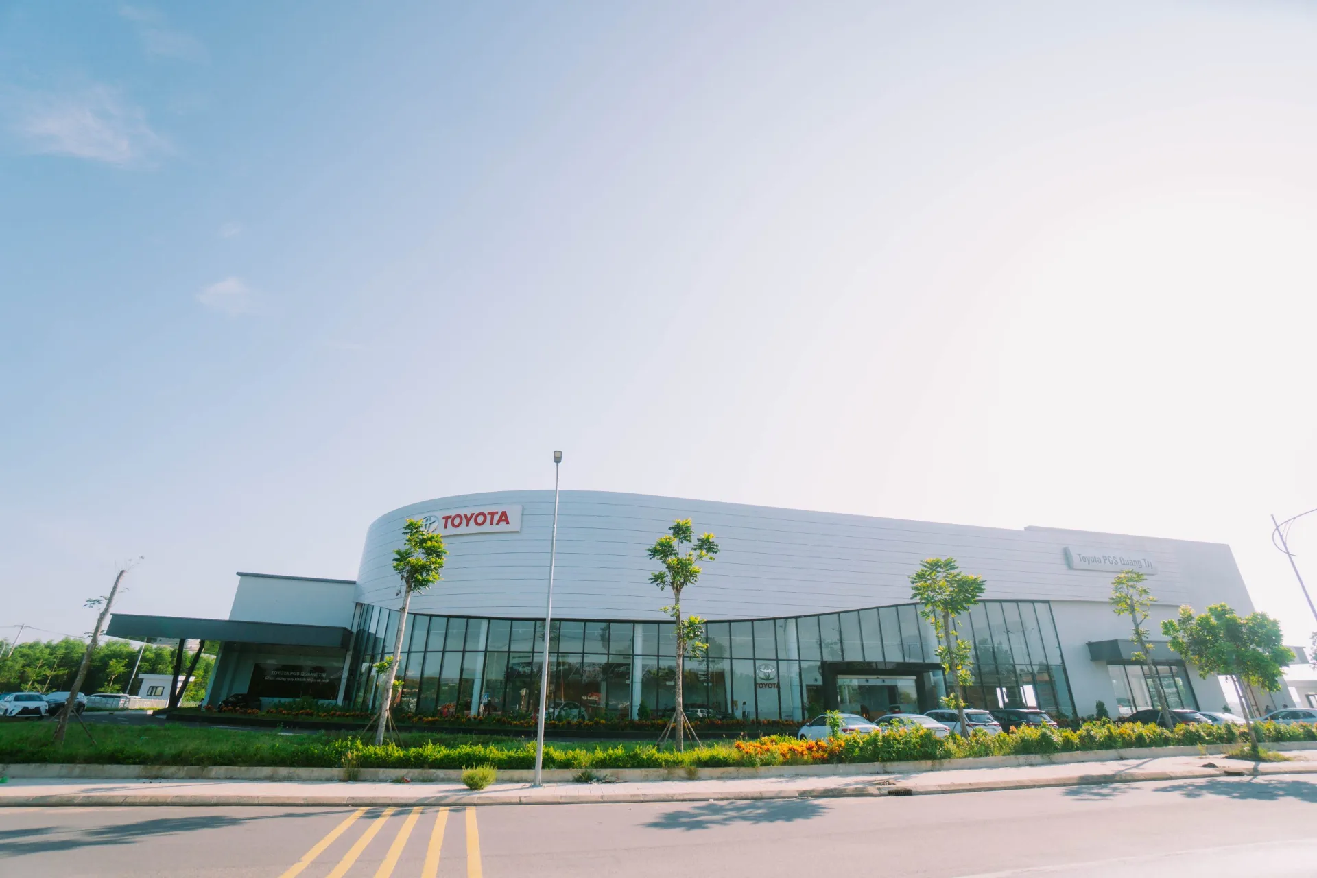 Với tổng diện tích sử dụng 11.500 m2, Toyota PGS Quảng Trị là đại lý uỷ quyền chính hãng của Toyota Việt Nam tại Quảng Trị, đáp ứng tiêu chuẩn 5S mới nhất của Toyota Việt Nam bao gồm: ✅ Bán hàng ✅ Bảo hành bảo dưỡng ✅ Cung cấp phụ tùng Toyota chính hãng ✅ Lái xe an toàn ✅ Hoạt động xã hội
